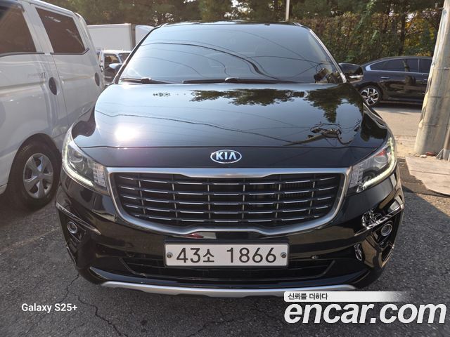 Kia Carnival 7-Seater Limousine VIP
