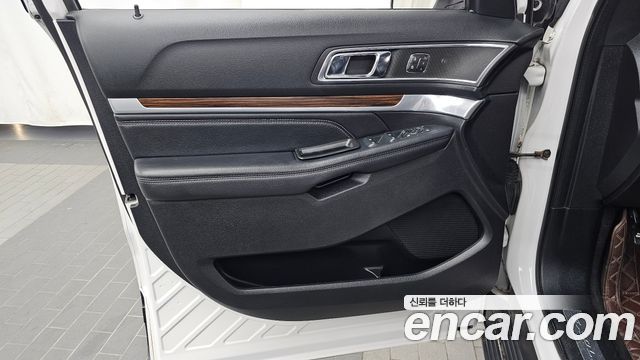 Ford Explorer 2.3 Limited 4WD 5th 2019 — фото 24