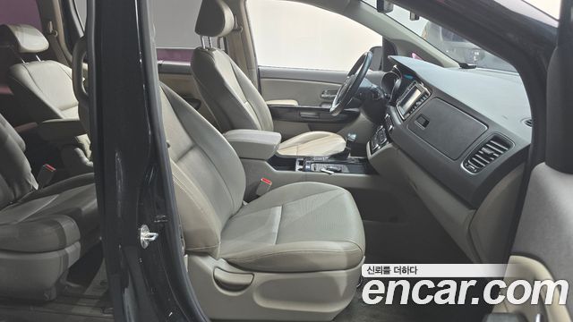 Kia Carnival 9-seater Prestige 2017 — фото 11