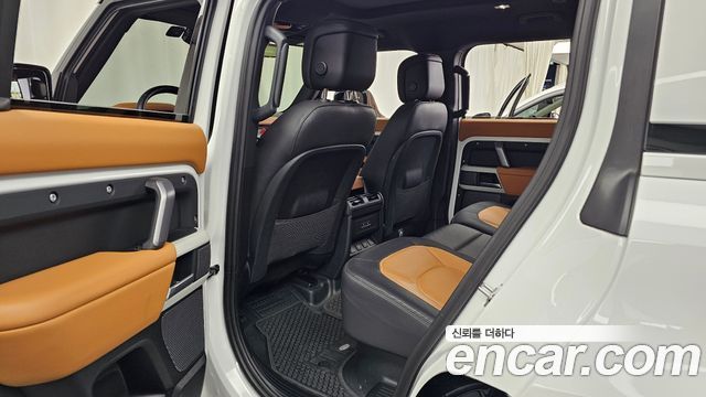 Land Rover Defender (L663) 110 P300 X-Dynamic SE 2024 — фото 12