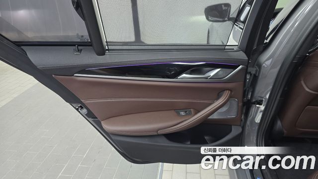 BMW 5 Series (G30) M550i xDrive 2021 — фото 25