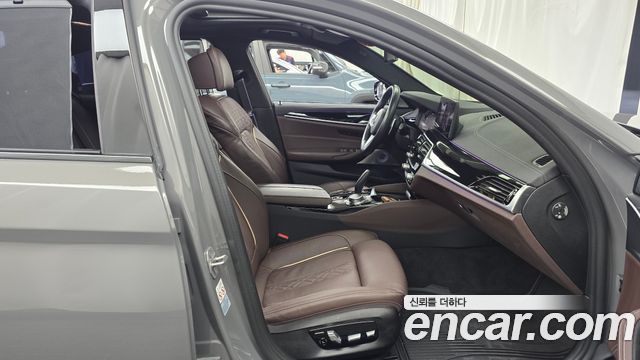 BMW 5 Series (G30) M550i xDrive 2021 — фото 26