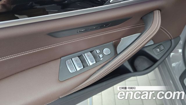 BMW 5 Series (G30) M550i xDrive 2021 — фото 29