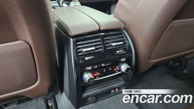 BMW 5 Series (G30) M550i xDrive 2021 — фото 31