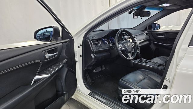 Toyota Camry Hybrid XLE 2016 — фото 10