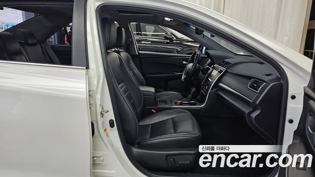 Toyota Camry Hybrid XLE 2016 — фото 11