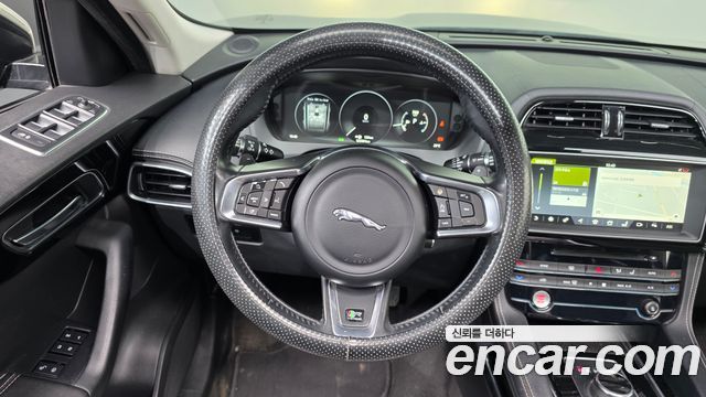 Jaguar F-PACE 20d R-Sport 2017 — фото 13