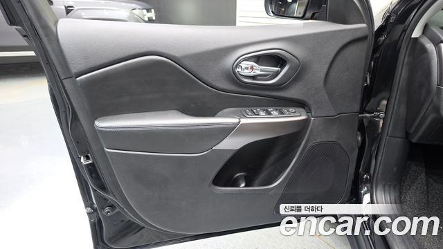 Jeep Cherokee (KL) 2.4 Longitude High AWD 2019 — фото 24