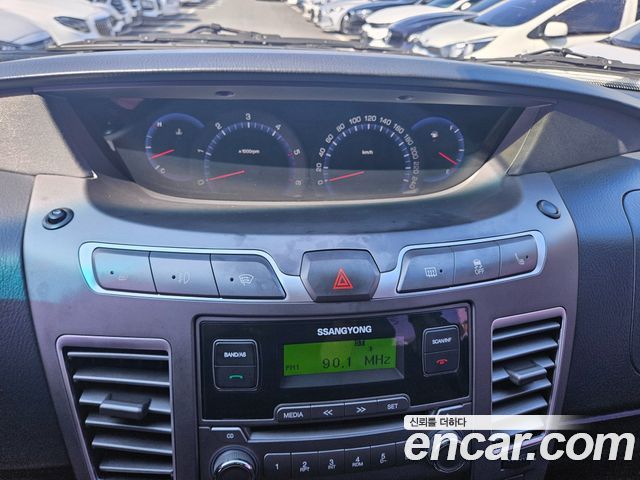 KG Mobility (SsangYong) Korando Turismo 2WD TX 11-seater 2016 — фото 17