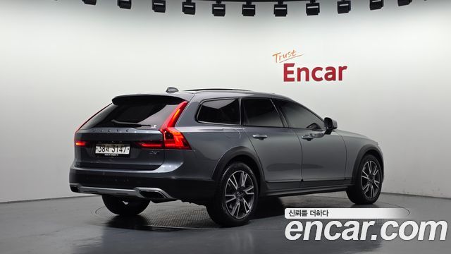 Volvo V90 Cross Country D5 PRO AWD 2018 — фото 2