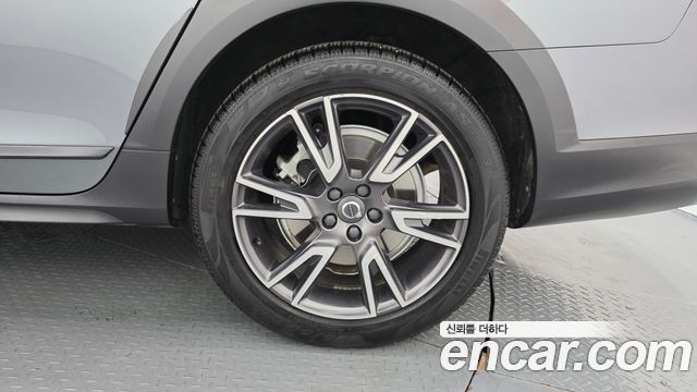 Volvo V90 Cross Country D5 PRO AWD 2018 — фото 21