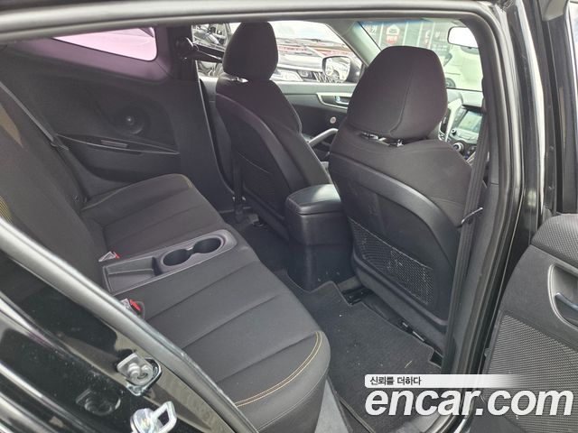 Hyundai Veloster 1.6 Younique 2016 — фото 7