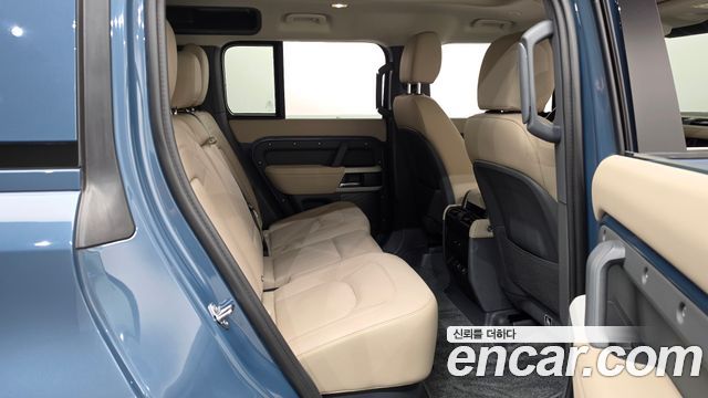 Land Rover Defender (L663) 110 D250 SE 2024 — фото 11