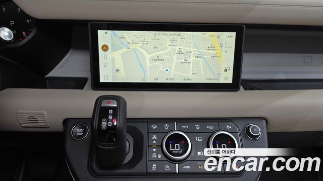 Land Rover Defender (L663) 110 D250 SE 2024 — фото 13
