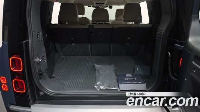 Land Rover Defender (L663) 110 D250 SE 2024 — фото 20