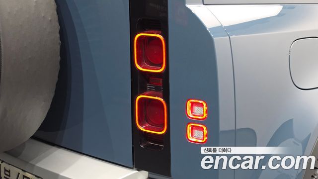 Land Rover Defender (L663) 110 D250 SE 2024 — фото 23