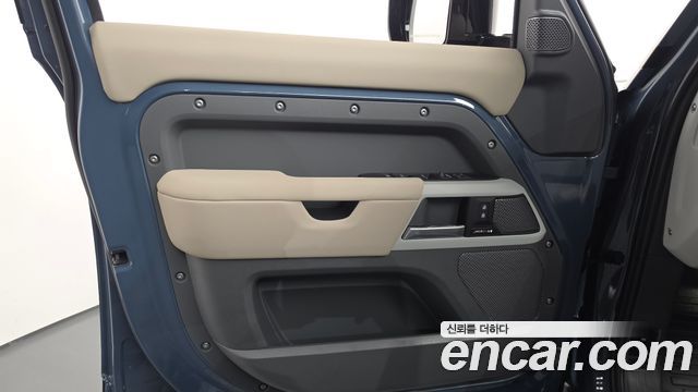 Land Rover Defender (L663) 110 D250 SE 2024 — фото 24
