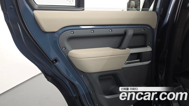Land Rover Defender (L663) 110 D250 SE 2024 — фото 25