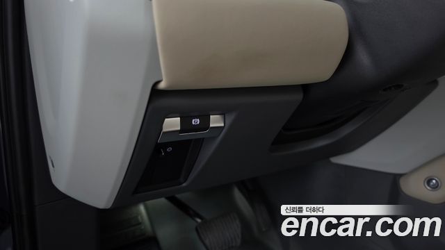 Land Rover Defender (L663) 110 D250 SE 2024 — фото 28