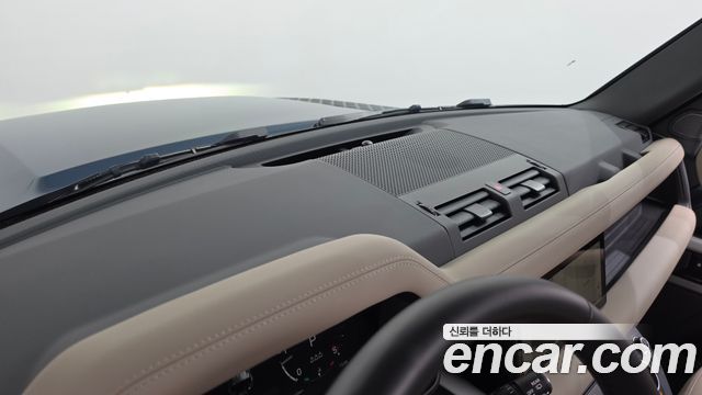Land Rover Defender (L663) 110 D250 SE 2024 — фото 33