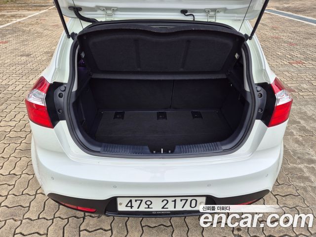 Kia Pride 1.6 GDI Hatchback Prestige 2014 — фото 7