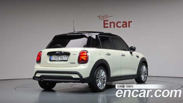 MINI Cooper 5-Door Classic Plus 3rd 2022 — фото 2