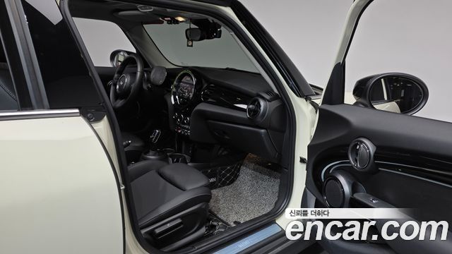 MINI Cooper 5-Door Classic Plus 3rd 2022 — фото 15