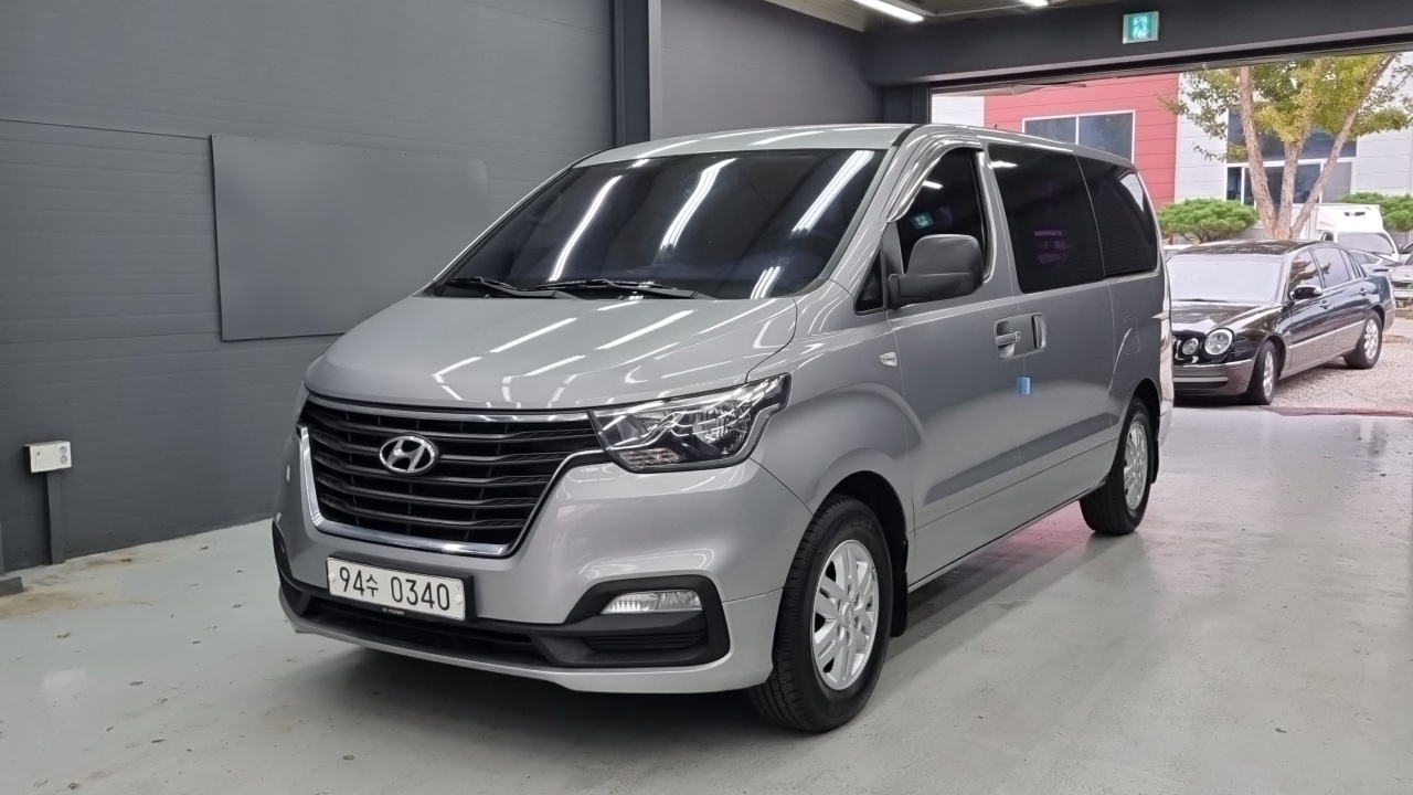 Hyundai Grand Starex Van 3-Seater Smart