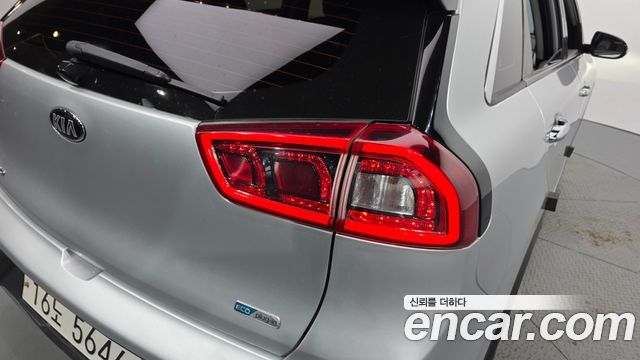 Kia Niro 1.6 Plug-in HEV Noblesse 2018 — фото 23