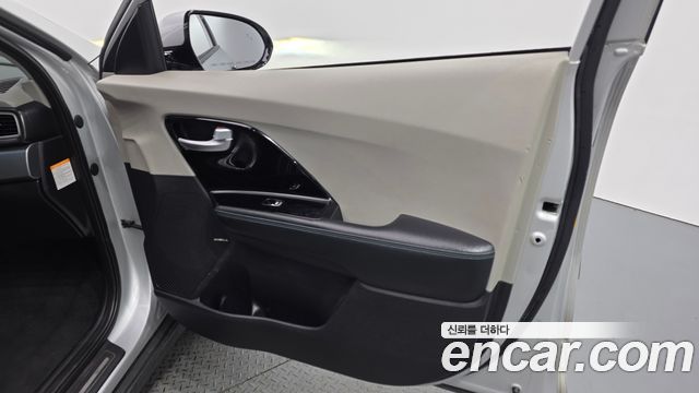 Kia Niro 1.6 Plug-in HEV Noblesse 2018 — фото 24