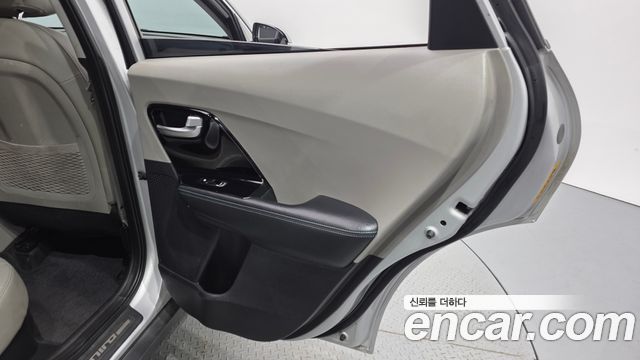Kia Niro 1.6 Plug-in HEV Noblesse 2018 — фото 25