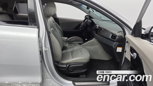 Kia Niro 1.6 Plug-in HEV Noblesse 2018 — фото 26