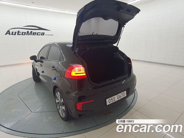 Kia Pride 5DR 1.6 GDI Prestige 2016 — фото 24