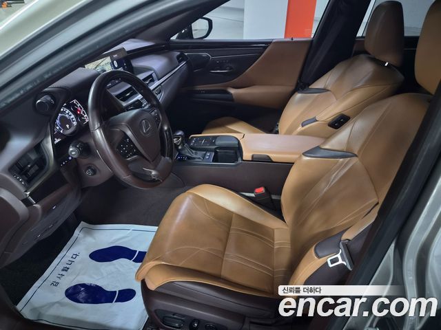Lexus ES300h (VII) Executive 2019 — фото 17