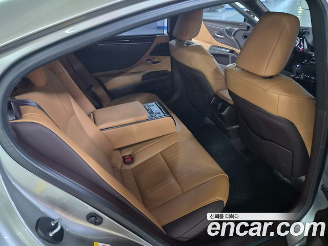 Lexus ES300h (VII) Executive 2019 — фото 18