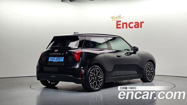 MINI Cooper Electric (IV) SE Favoured 2024 — фото 2