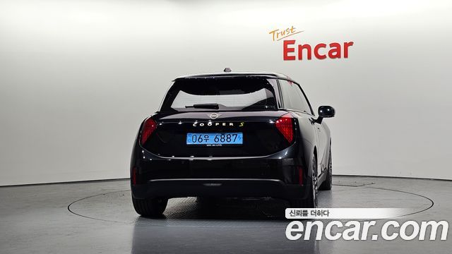 MINI Cooper Electric (IV) SE Favoured 2024 — фото 4