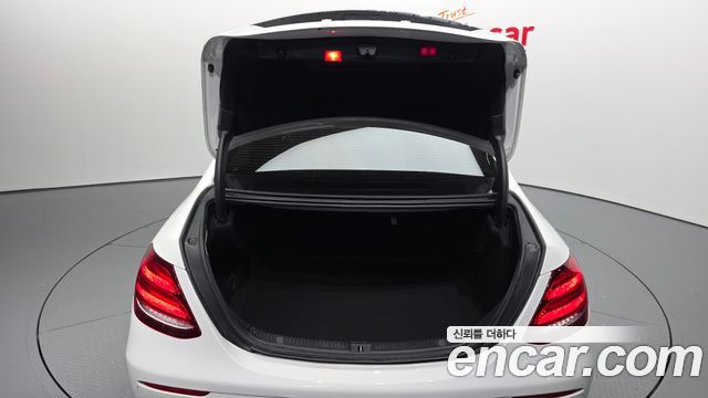 Mercedes-Benz E-Class (W213) E220d Avantgarde 2018 — фото 20