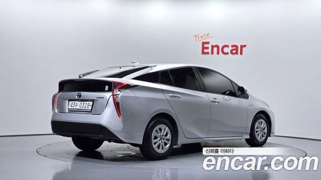 Toyota Prius (IV) 1.8 E 2017 — фото 2