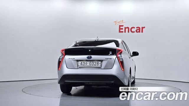 Toyota Prius (IV) 1.8 E 2017 — фото 4