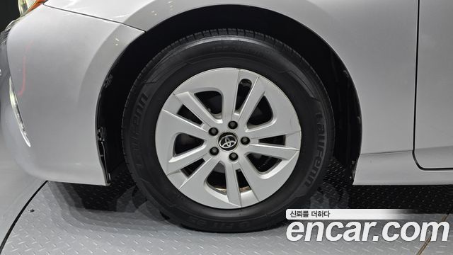 Toyota Prius (IV) 1.8 E 2017 — фото 5