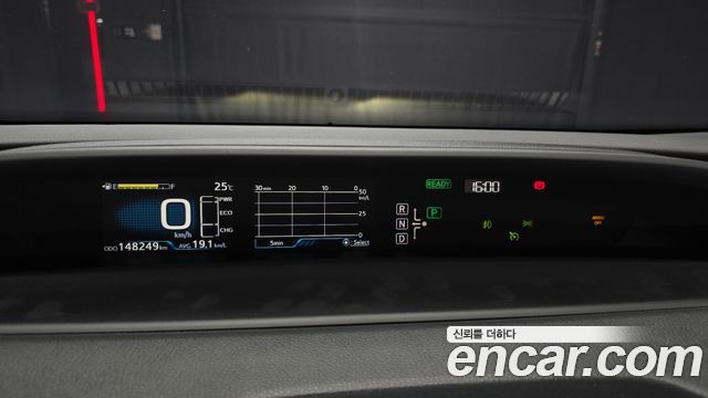 Toyota Prius (IV) 1.8 E 2017 — фото 8