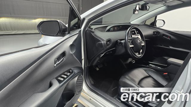 Toyota Prius (IV) 1.8 E 2017 — фото 10