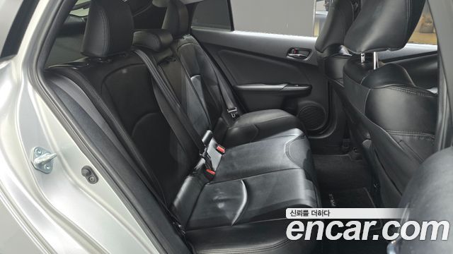 Toyota Prius (IV) 1.8 E 2017 — фото 11