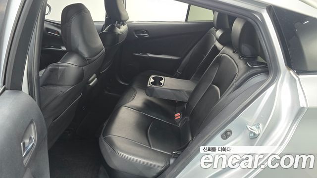 Toyota Prius (IV) 1.8 E 2017 — фото 12