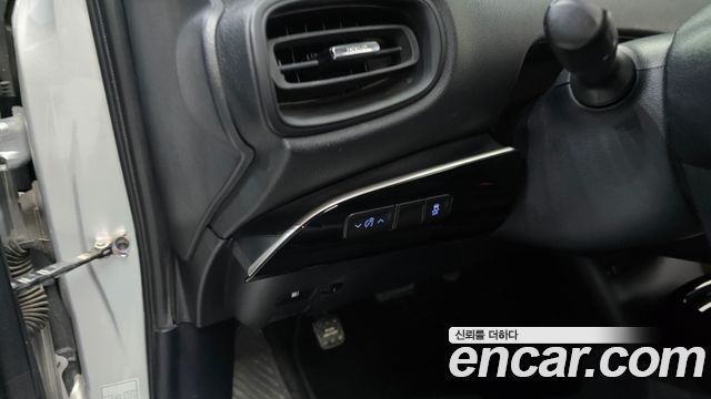 Toyota Prius (IV) 1.8 E 2017 — фото 16