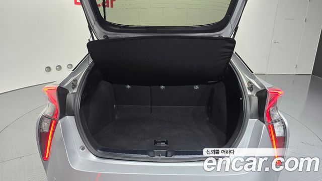 Toyota Prius (IV) 1.8 E 2017 — фото 20