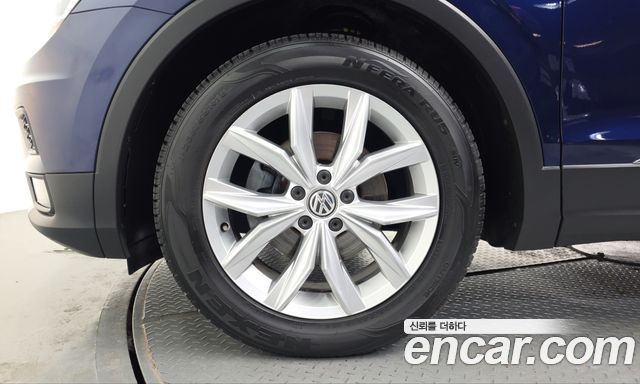 Volkswagen Tiguan (II) 2.0 TDI Premium 2018 — фото 5