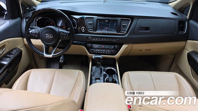 Kia Carnival Gasoline 7-Seater Limousine VIP 2020 — фото 7