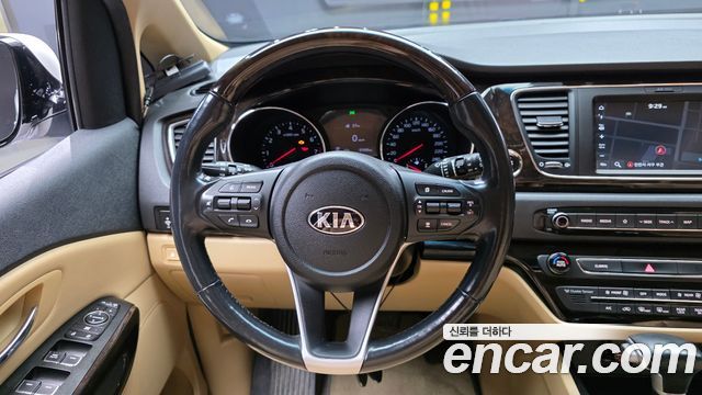 Kia Carnival Gasoline 7-Seater Limousine VIP 2020 — фото 13